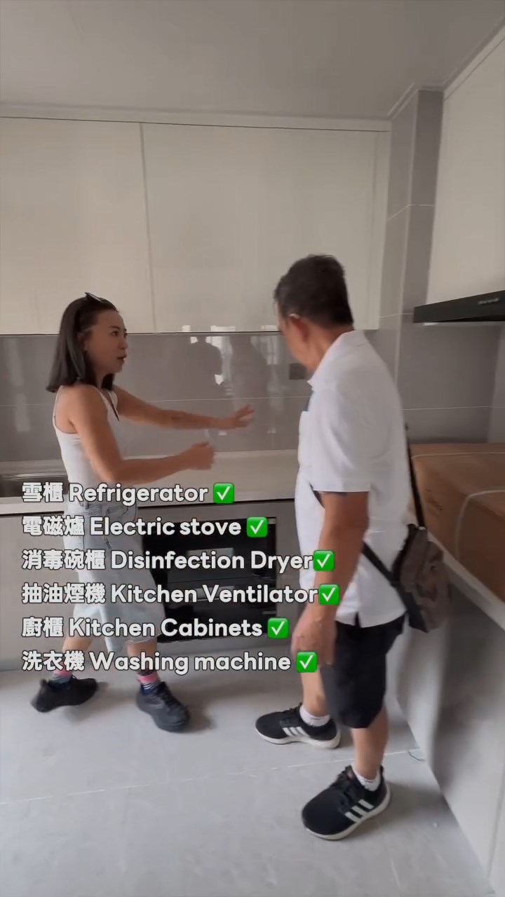 廚房內包含多樣電器。