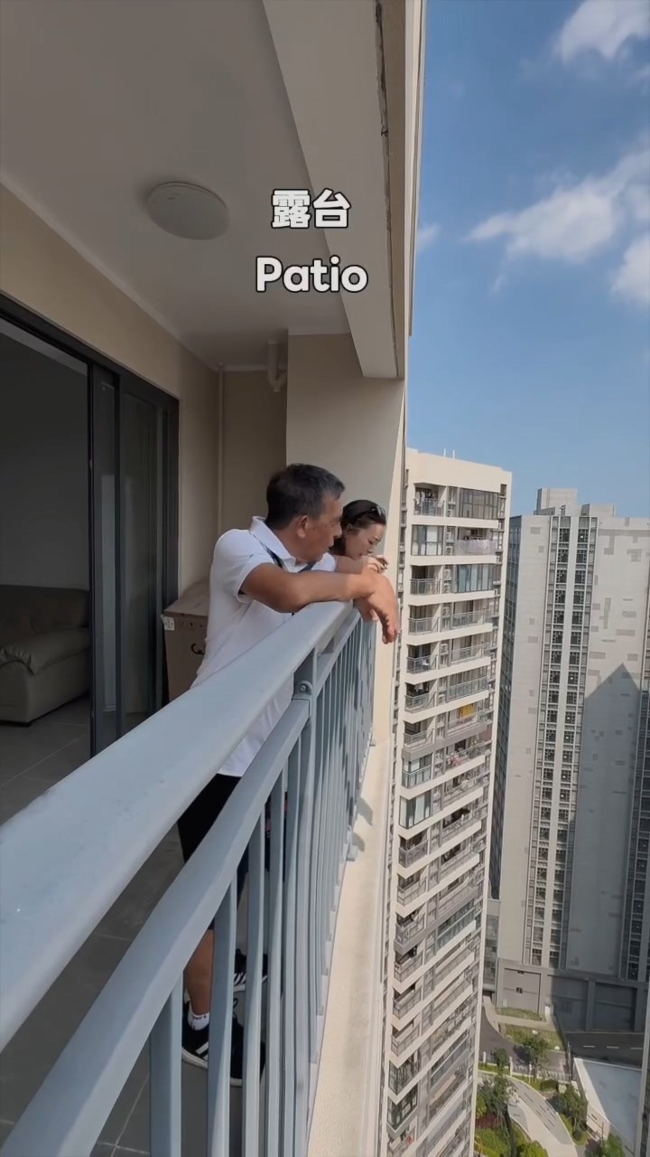 走出客廳有大露台，可見開揚景致。
