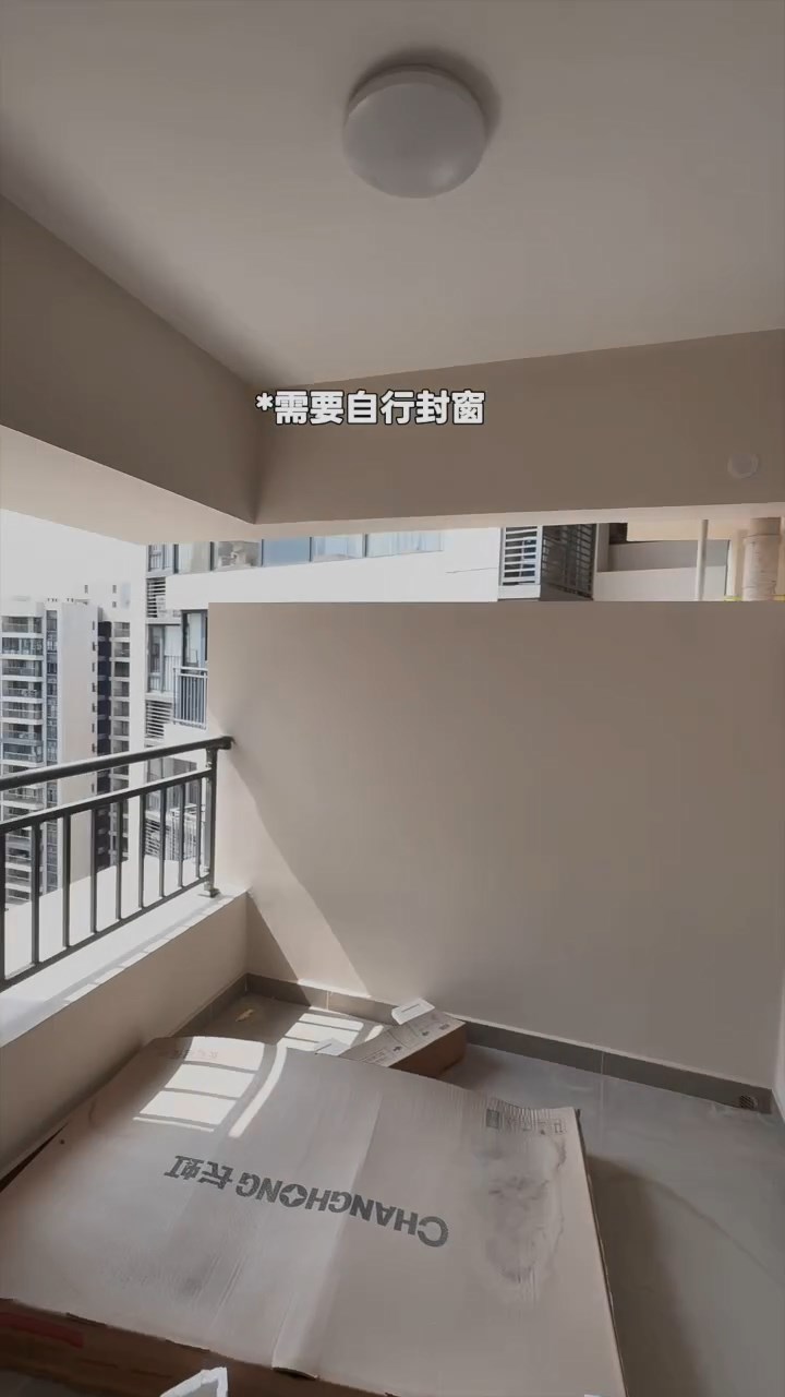 面對一間如露台的半開放房間，梁芷珮承諾負責改裝。
