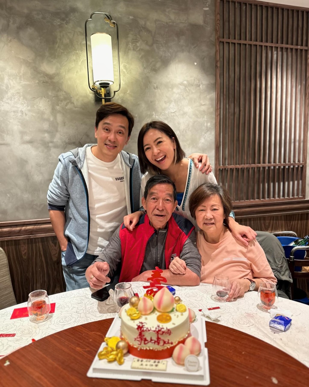 梁芷珮一家人合照留念。