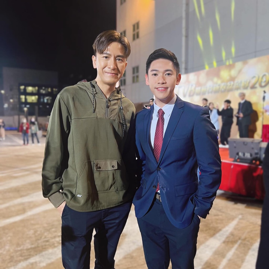 容家耀曾在TVB盆菜宴上與藝人合照留念。
