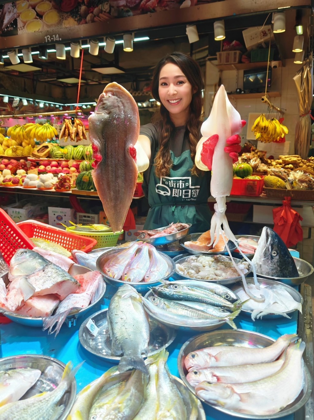 吳嘉儀在直播中賣魚。