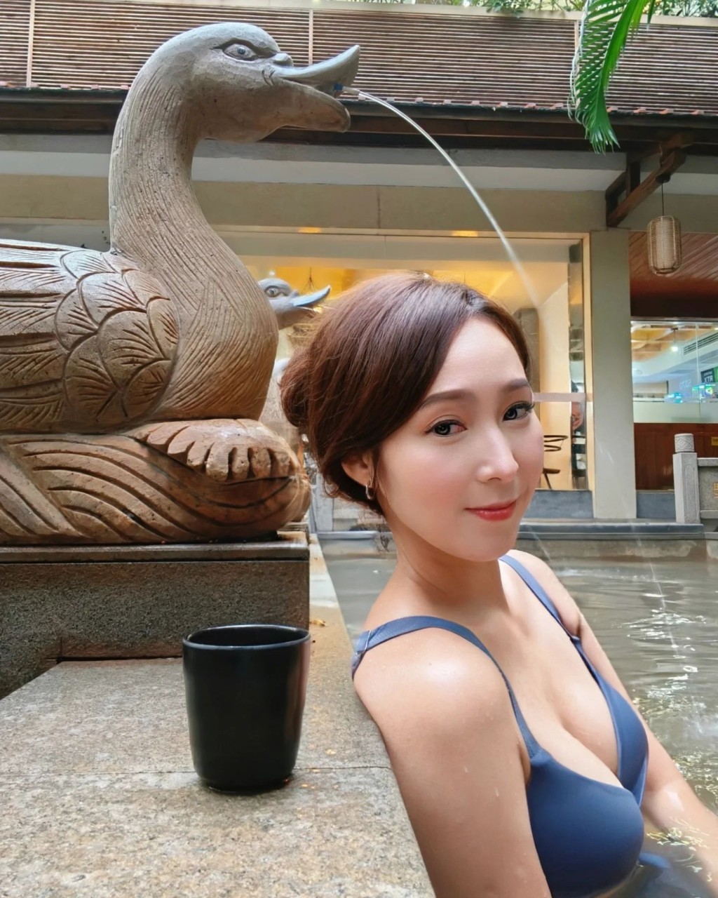 吳嘉儀穿上三點式浸溫泉，展示身材。