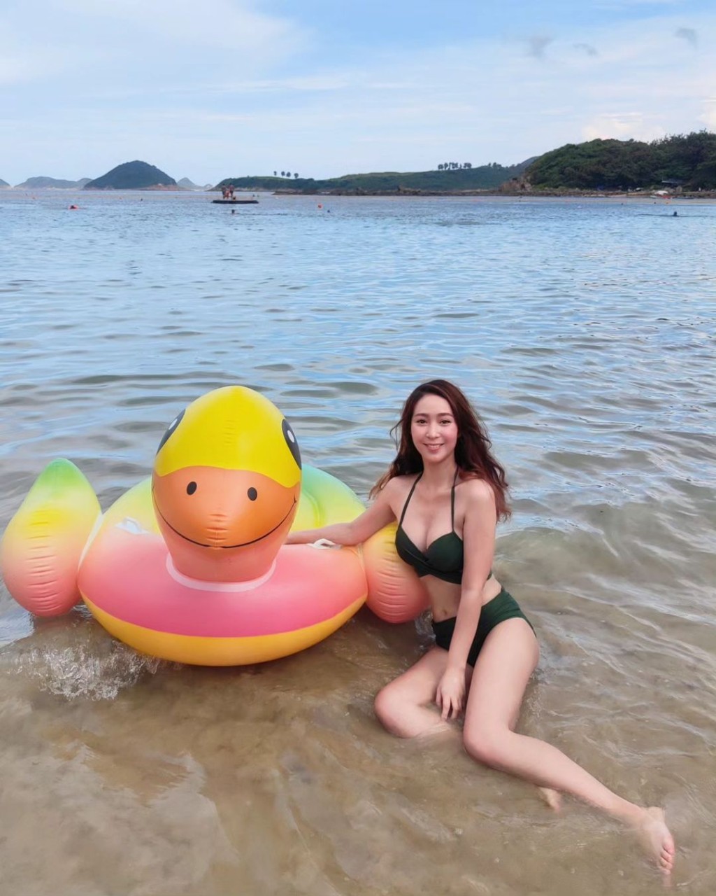 阿七吳嘉儀的一雙長腿又白又滑。