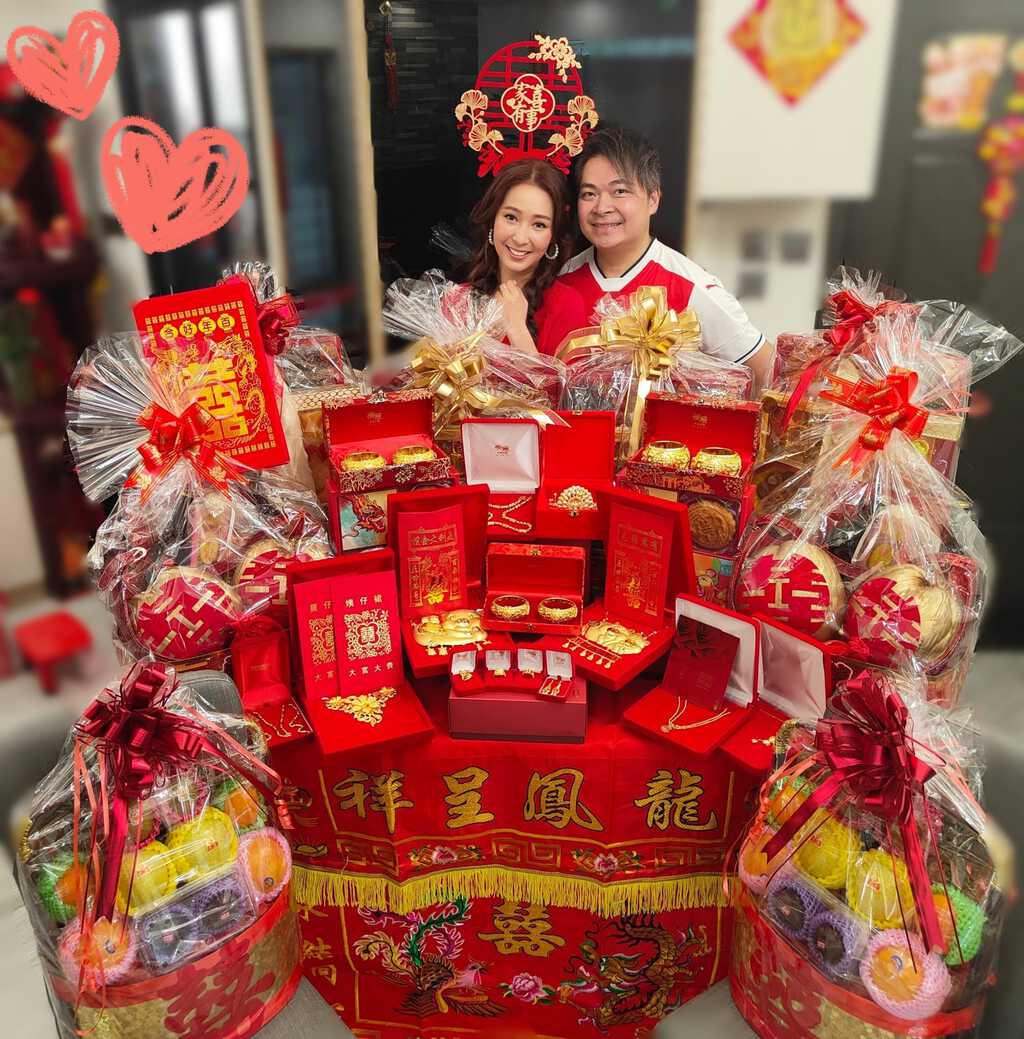 阿七跟足傳統過大禮，現場擺放了很多金光閃閃的金器。