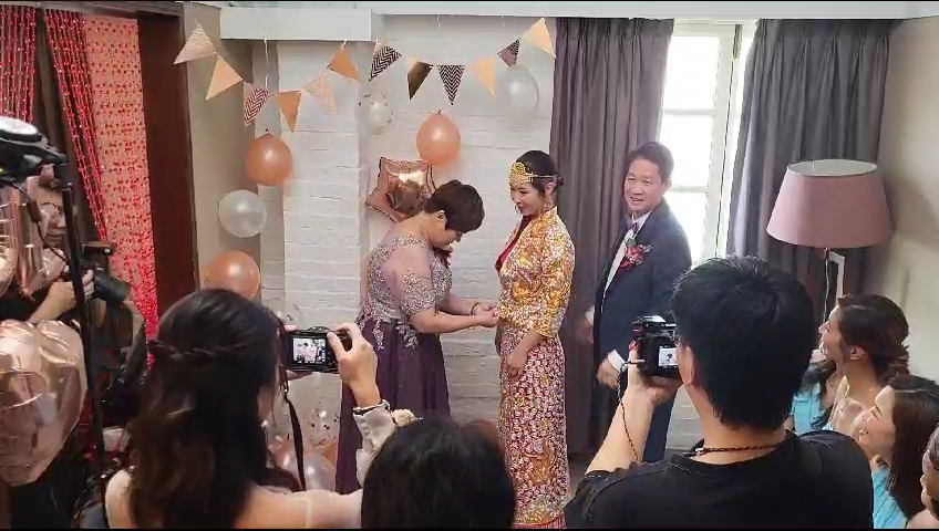 吳嘉儀從酒店出門。