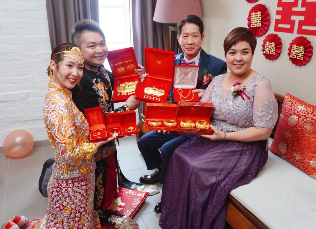 吳嘉儀收到很多金器作為嫁妝。