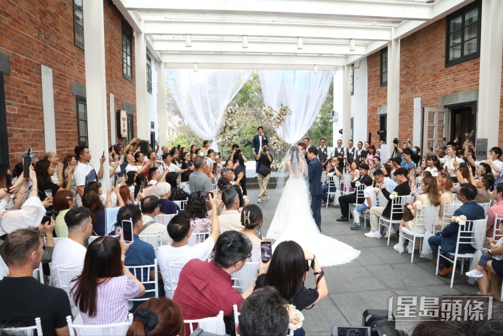 吳嘉儀與Leo在過百名親友及律師見證下簽字結婚。