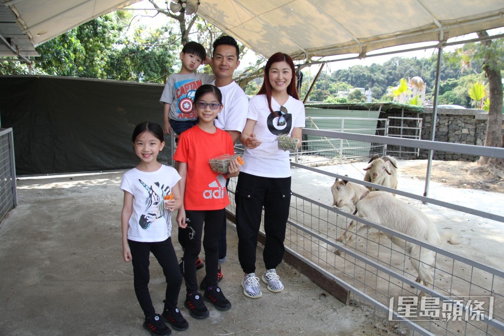 兩人婚後育有兩名女兒及一名兒子。