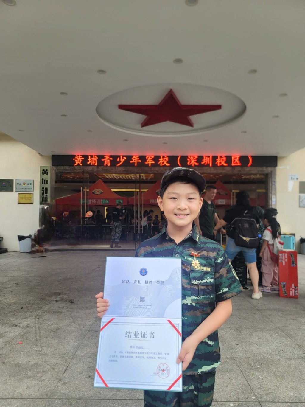 胡諾言幼子胡澔錕手持黃埔青少年軍校的畢業證書。