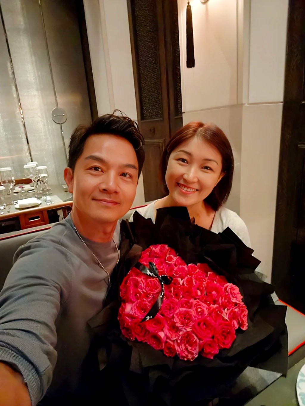 胡諾言與陳琪結婚17年感情依舊，陳琪收到大束鮮花時笑容甜美。