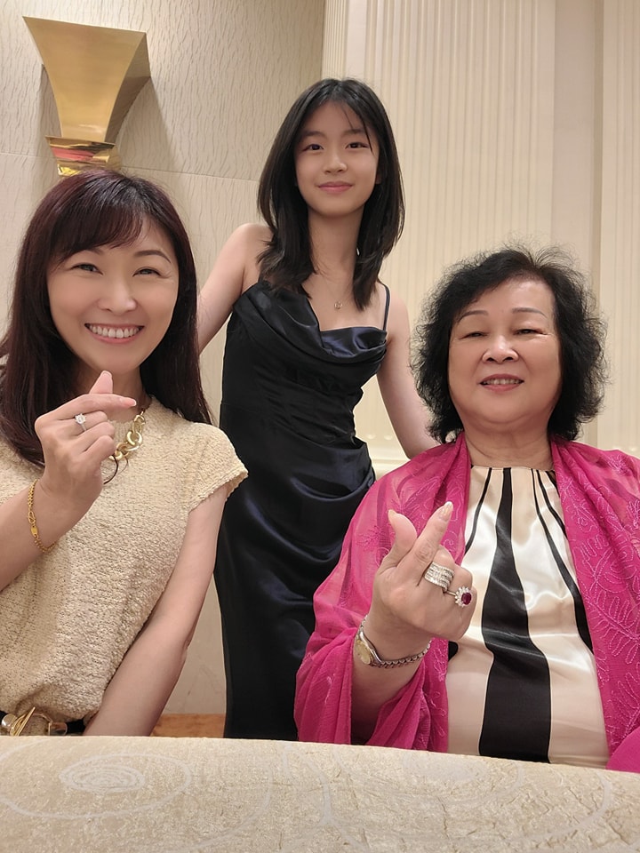 胡諾言長女胡芷苓的打扮風格成熟。