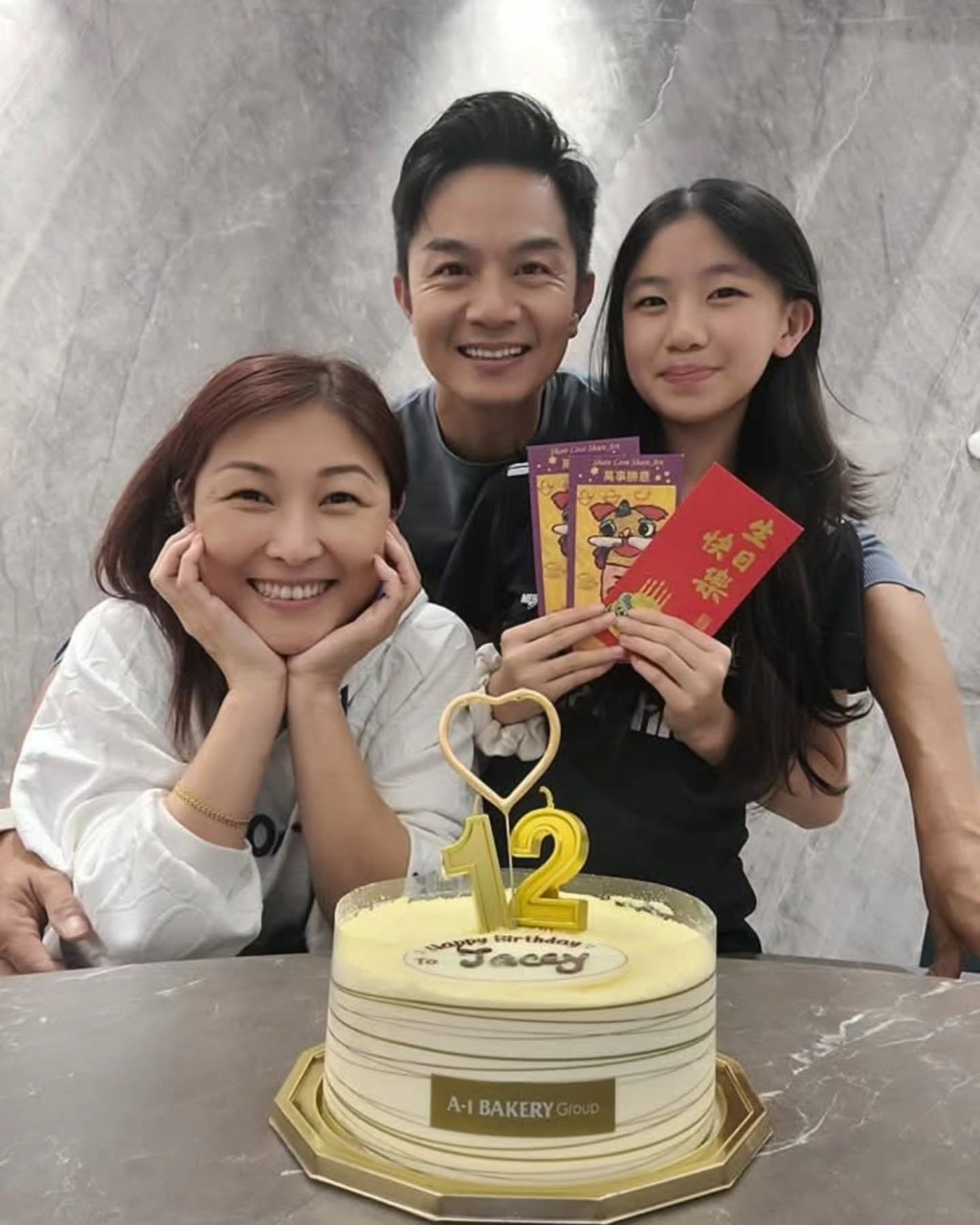 胡諾言與陳琪為二女胡芷悠慶祝12歲生日。