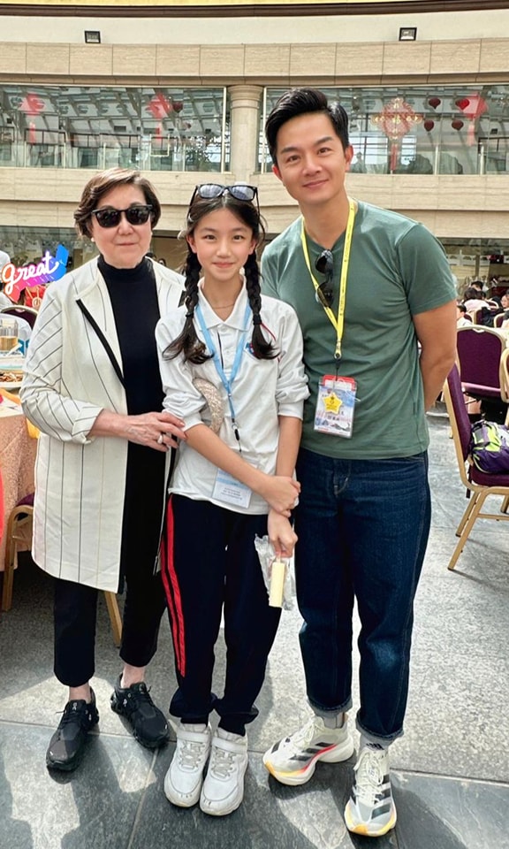 陳琪曾在Facebook分享丈夫與幼女的合照，原來兩父女到北京參加遊學團，Jacey被讚又高又靚。