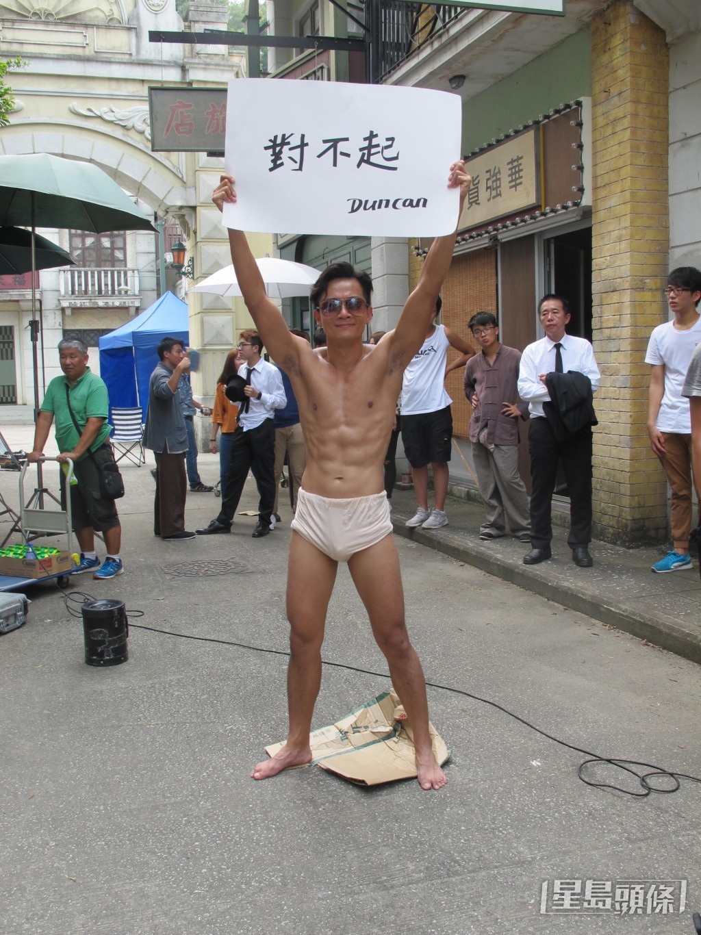 胡諾言早年向監製梁材遠自薦，拍攝首部電視劇《大囍之家》開展演員生涯。