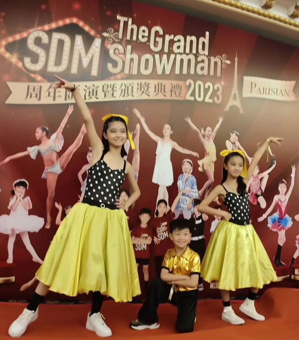 三名子女曾一同表演。