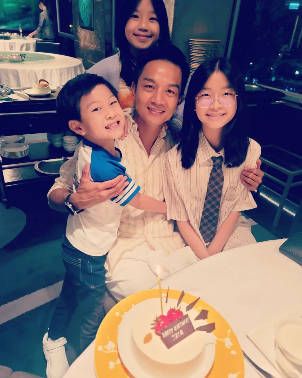 胡諾言的兩名女兒越長越漂亮。