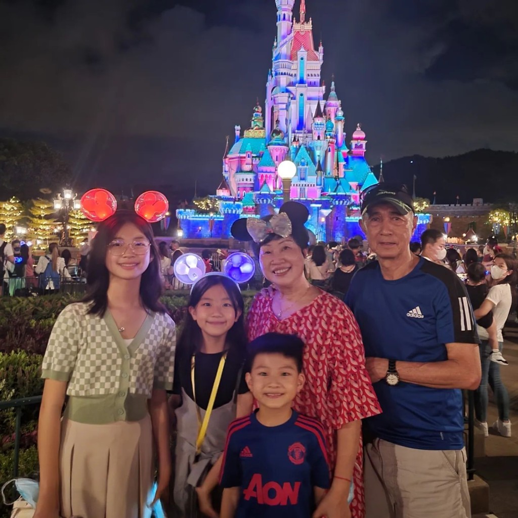 他們經常一家五口出行。