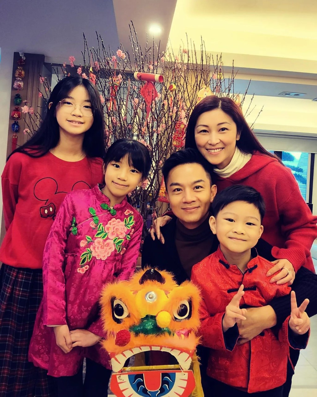 陳琪誕下三名子女後，仍保持童顏。