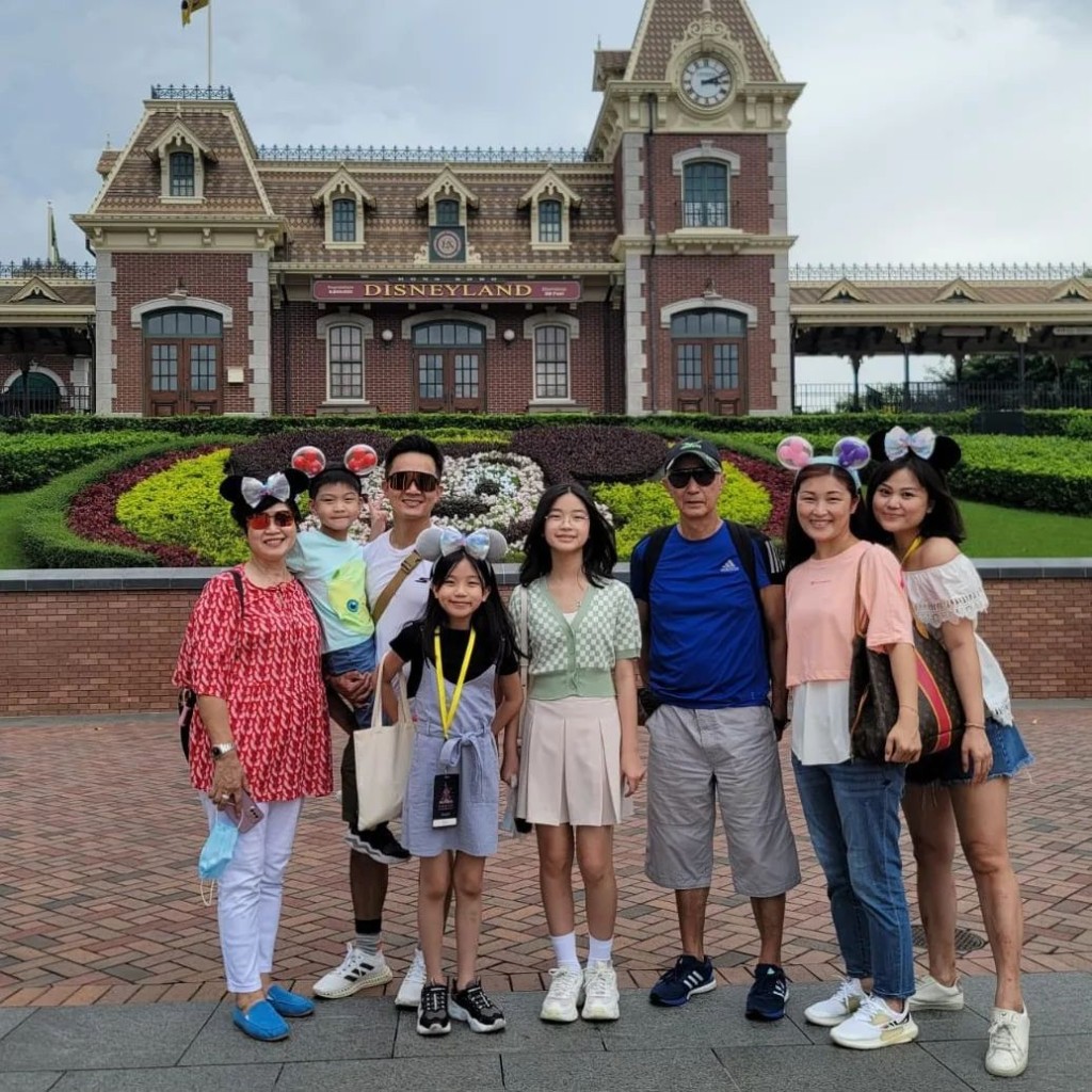 一家五口經常一同外出。