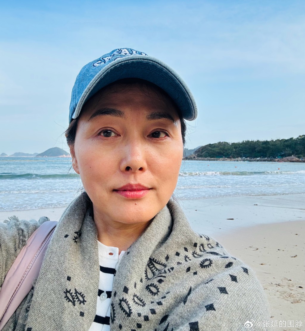 他們因一同主持旅遊節目《繞著神州走》而認識。