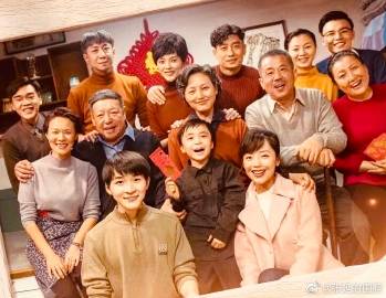 張延(二排中)前年主演了央視劇《媽媽在等你》。
