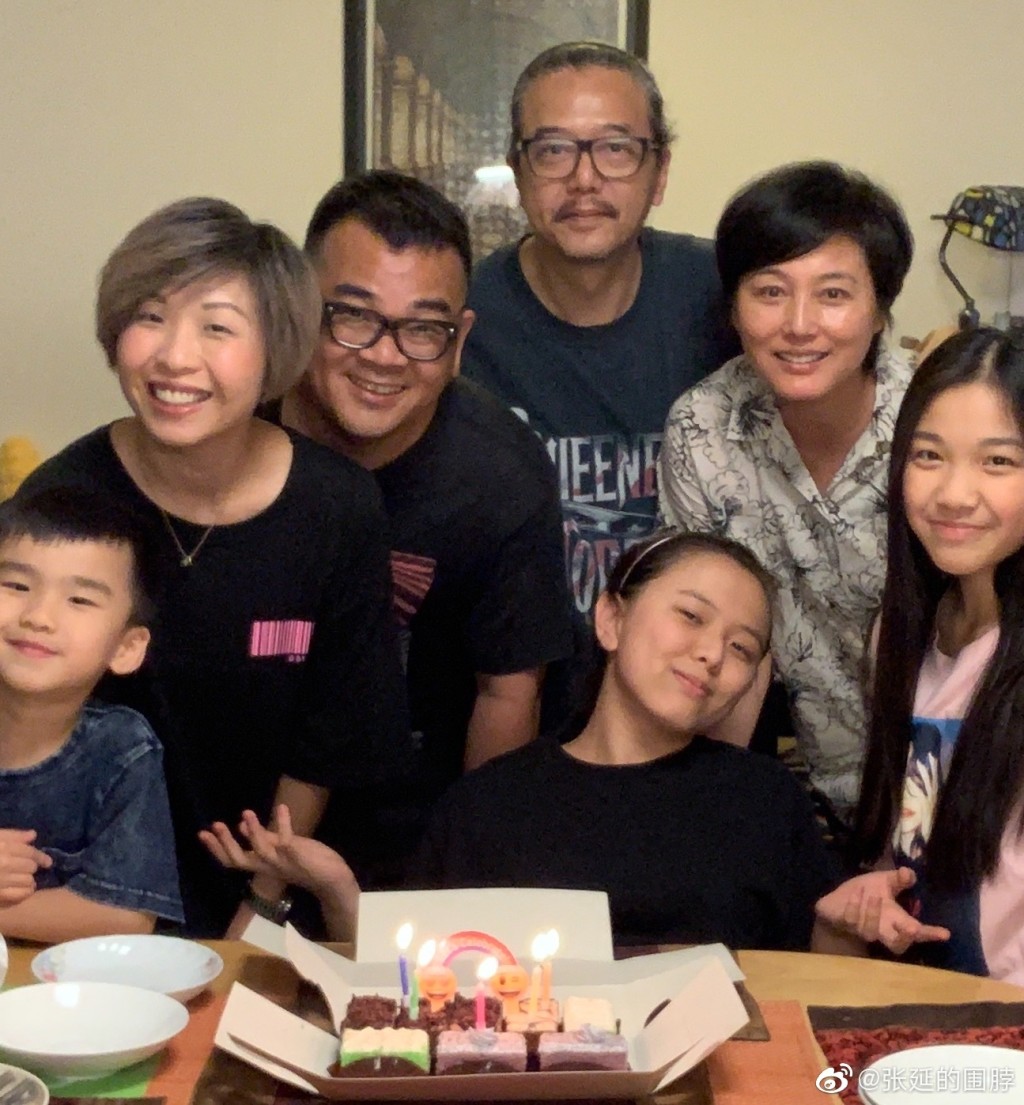 張延在2018年仍有貼出與張錦程的家庭合照。