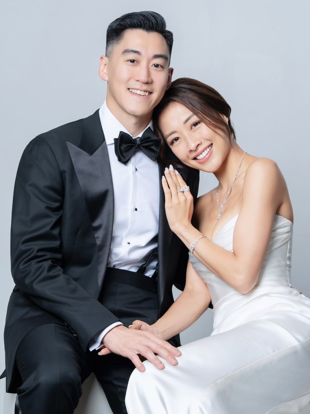 龐卓欣的婚紗展現身材,但手上鑽戒更為搶眼。