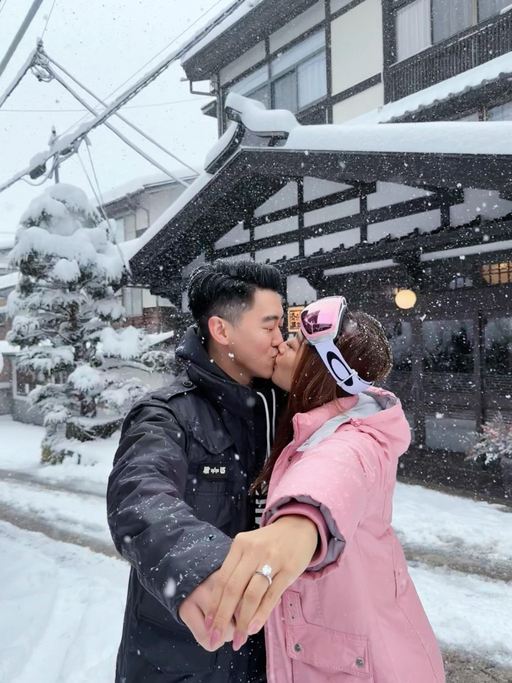 龐卓欣獲求婚後與Patrick甜蜜親吻放閃。