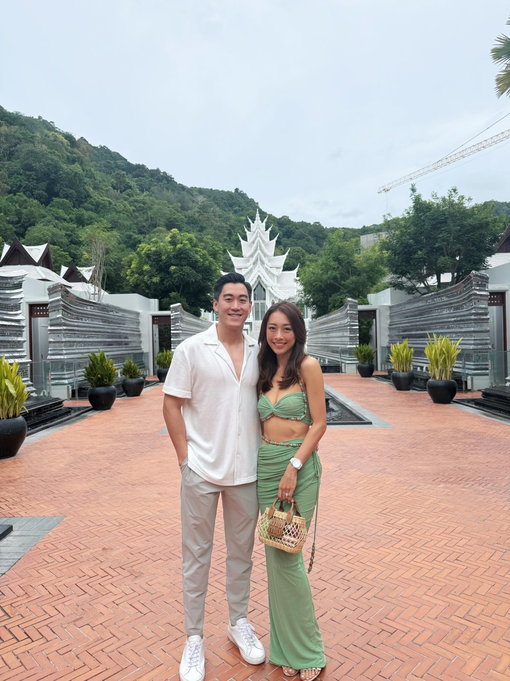 龐卓欣偕未婚夫到泰國挑選結婚場地,並慶祝34歲生日。