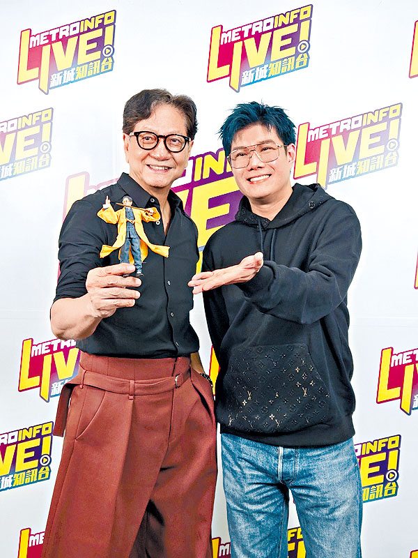 陳友更帶了當年角色的道士公仔與張與辰分享。