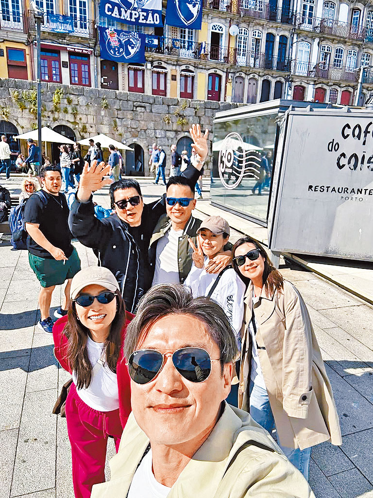 定欣早前剛與丈夫、陳山聰夫婦及單立文、胡蓓蔚夫婦到西班牙及葡萄牙旅遊。