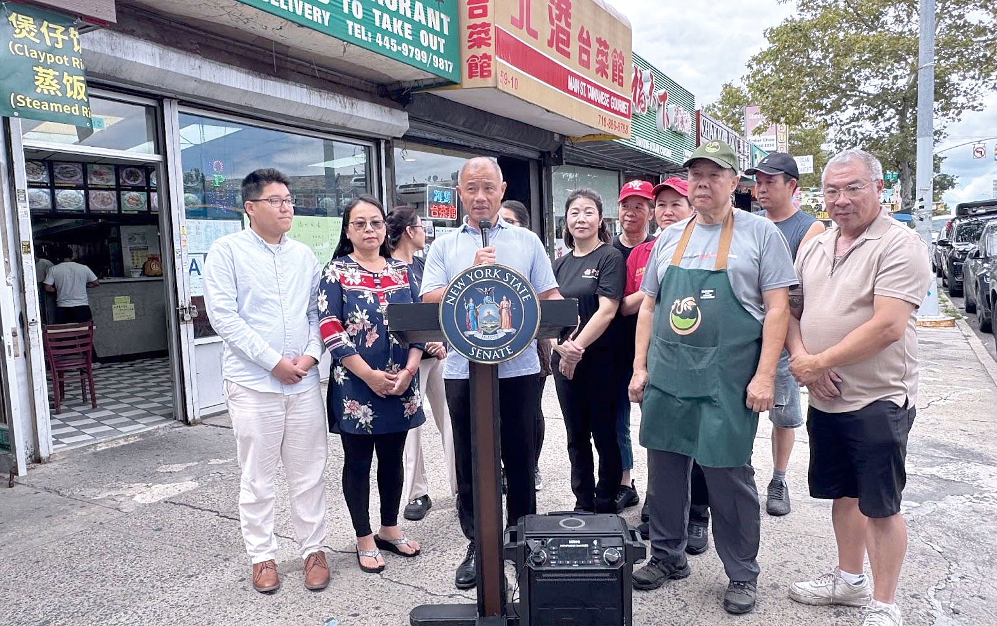法拉盛緬街將增上午裝卸區，十餘商家送貨免受巴士道罰單困擾。 圖片來源：劉醇逸辦公室