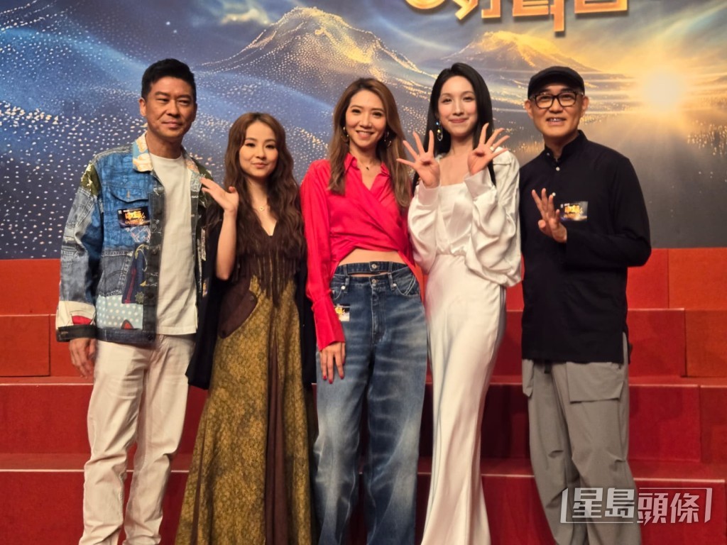 周國豐(右一)已為《中年好聲音》系列擔任了四季評審。