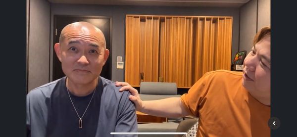 很早出現掉髮的問題,所以他定剃光頭,索性戴帽。