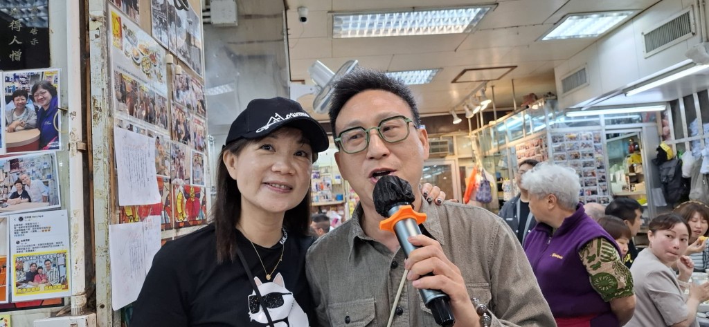 周國豐的姐姐和姐夫。