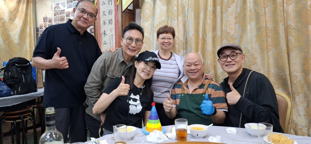 周國豐生日,除了姐姐、姐夫有到場外,他的其中一位哥哥(左1)亦有到場。