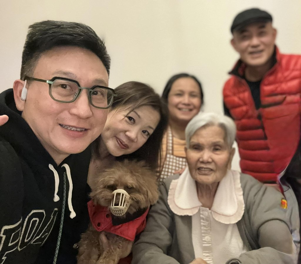 周國豐一家人關係很好。