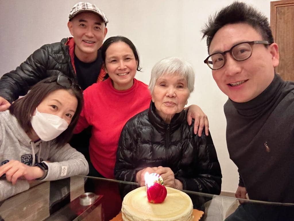 周國豐為媽媽慶祝生日。