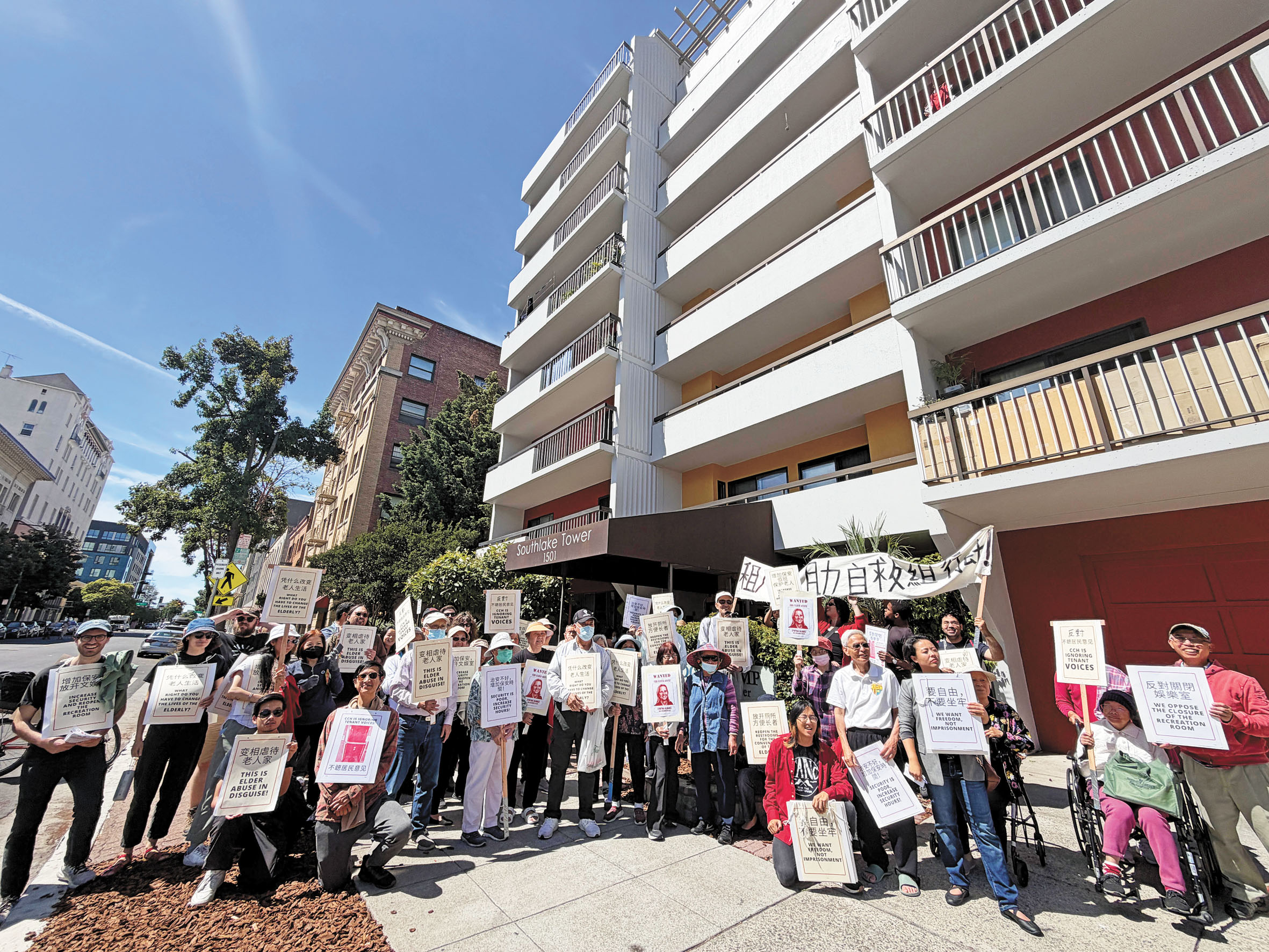 南湖大廈約住戶25日在大樓外集會，要求管理方改善保安、熱水及公共設施等問題。記者蘇婕雅攝