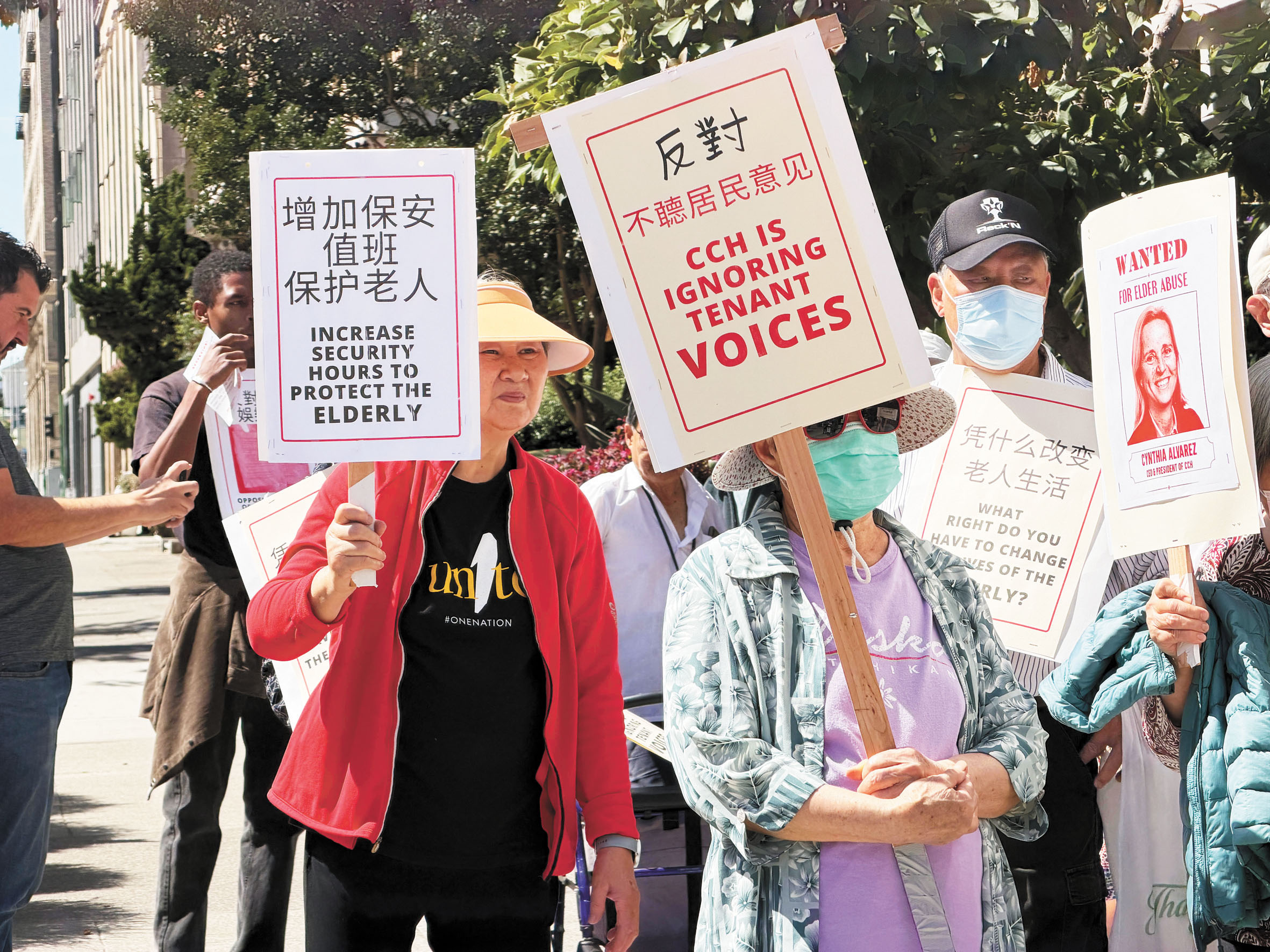 南湖大廈長者手持「增加保安值班、保護老人」等中文標語，要求管理方回應住戶訴求。記者蘇婕雅攝