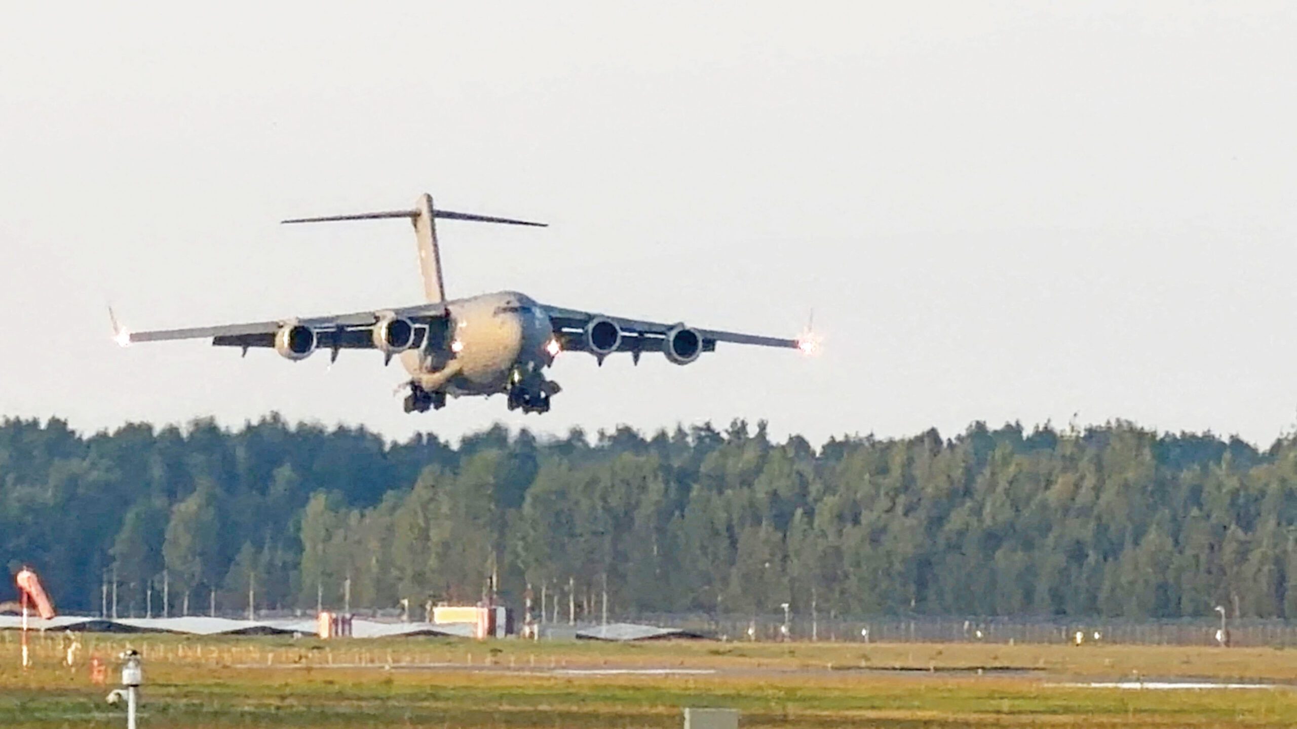 一架美軍C-17「環球霸王」運輸機25日飛抵莫斯科伏努科沃機場。路透社