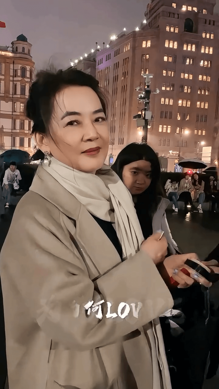 胡慧中曾在社交平台分享與女兒何嘉珍同遊上海的影片。