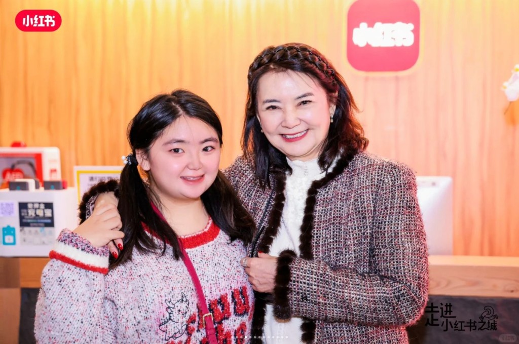 胡慧中女兒何嘉珍近年投身網紅行列。