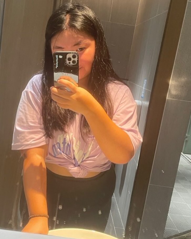 何嘉珍對自己的身型與外貌充滿自信,常分享穿著運動服或綁結T恤露出腰部的自拍照。