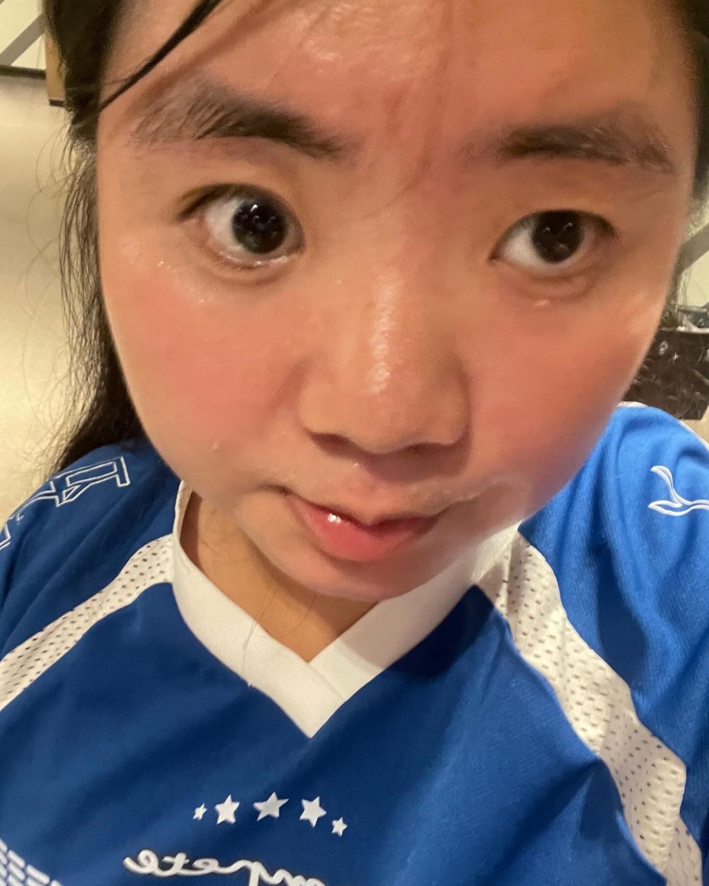 何嘉珍對自己的身型與外貌充滿自信,常分享穿著運動服或綁結T恤露出腰部的自拍照。