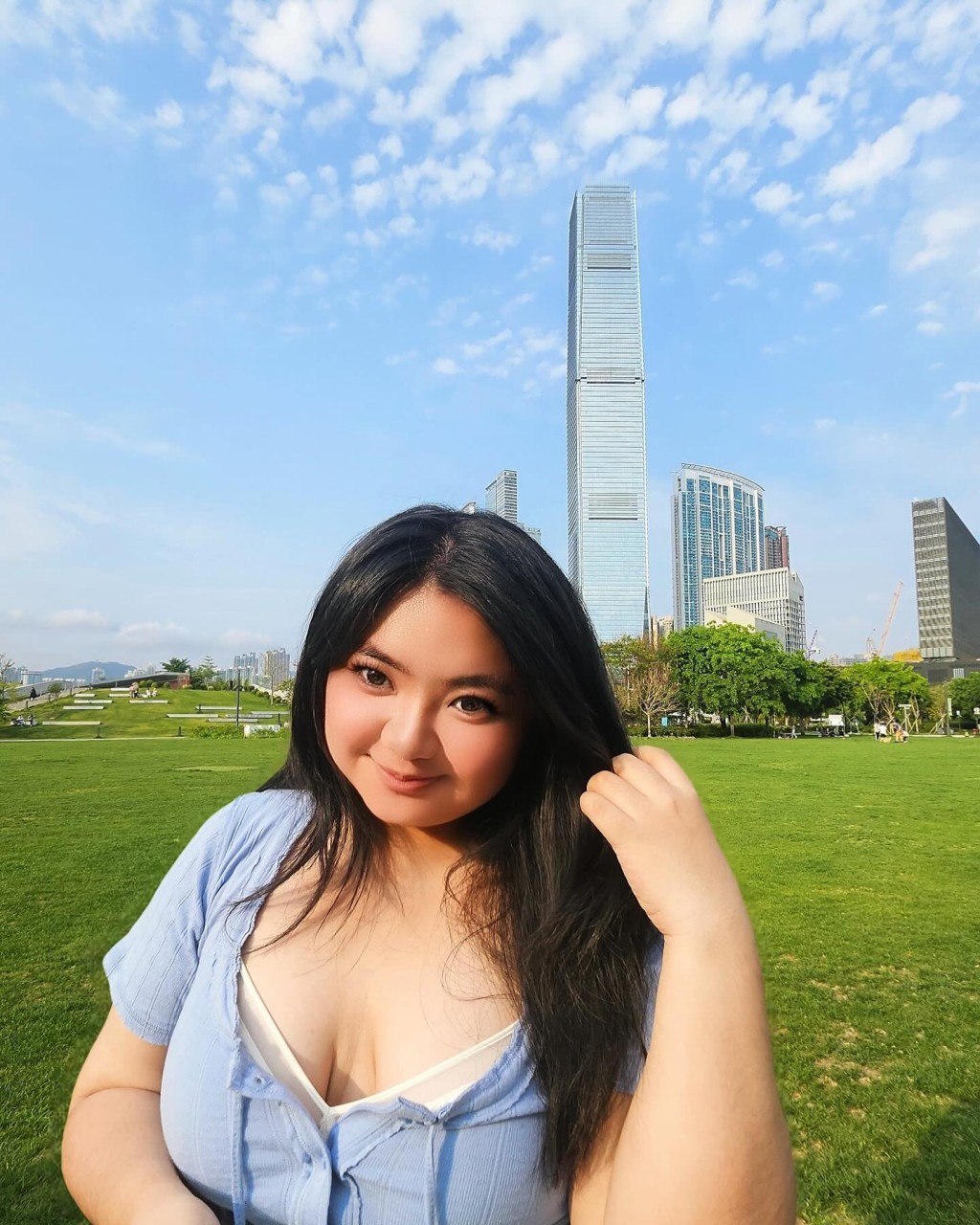 何嘉珍上載照片記錄與好姊妹的8年友情,當中亦不乏性感造型照。