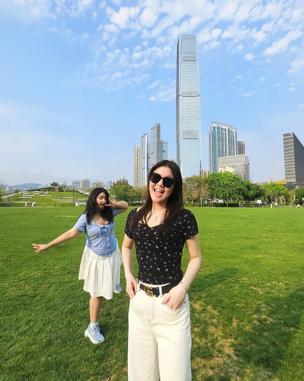 何嘉珍上載照片記錄與好姊妹的8年友情,當中亦不乏性感造型照。