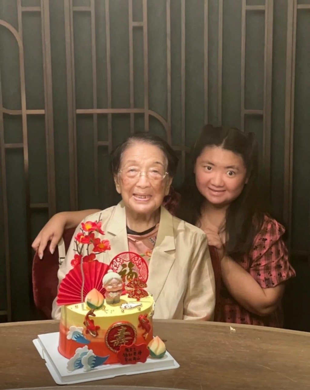何嘉珍與百歲祖母合照。
