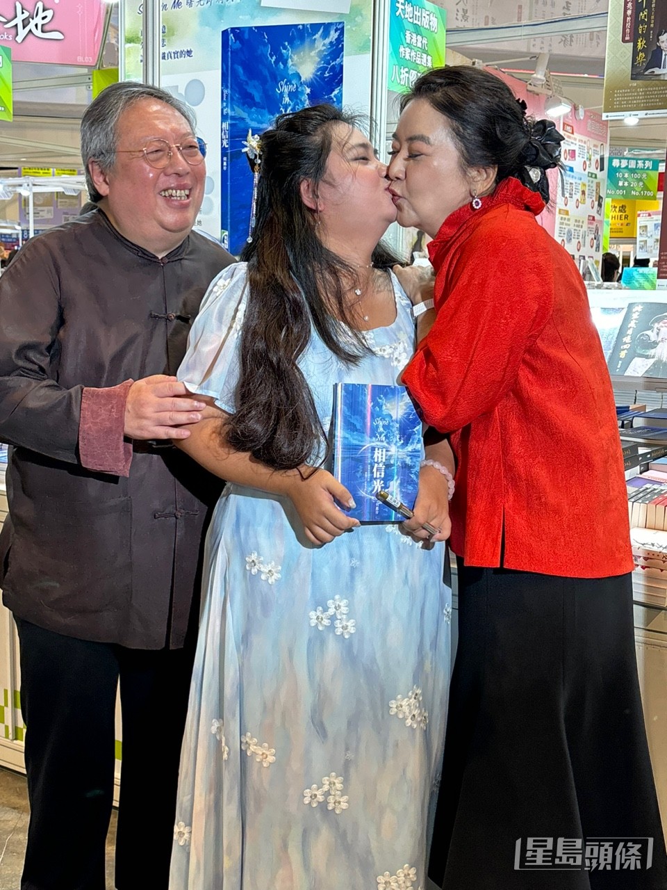 母女感情深厚,在活動現場親吻展現溫情。